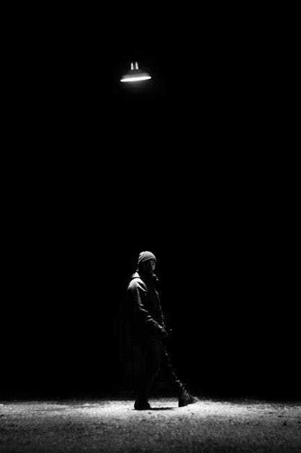 Figura solitaria sotto un lampione: metafora del Ministro Unico e della sua responsabilità nella governance efficace