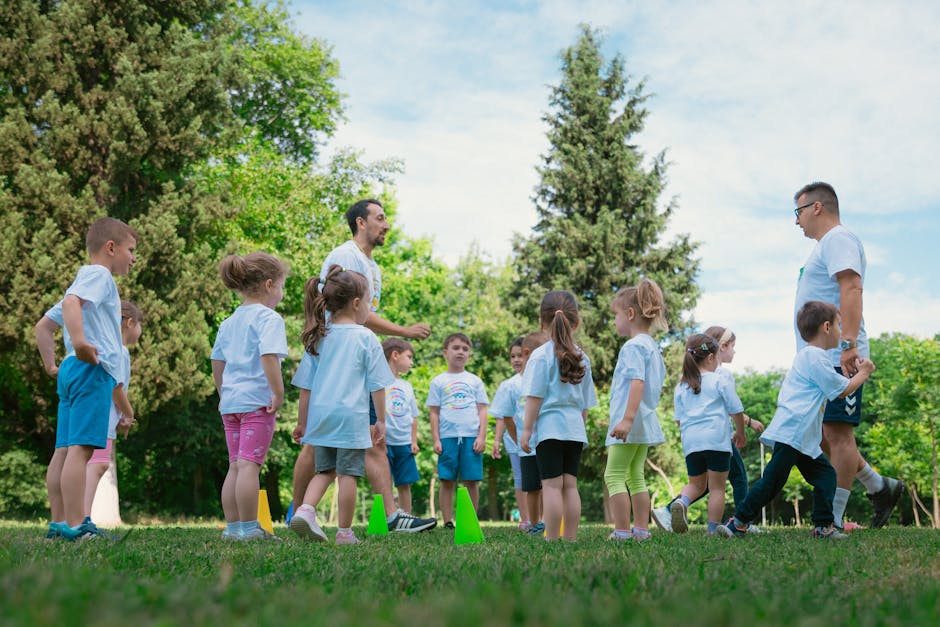 Bambini e insegnanti durante attività all'aperto: competenze informatiche e concorso docenti PNRR 3 per la scuola primaria