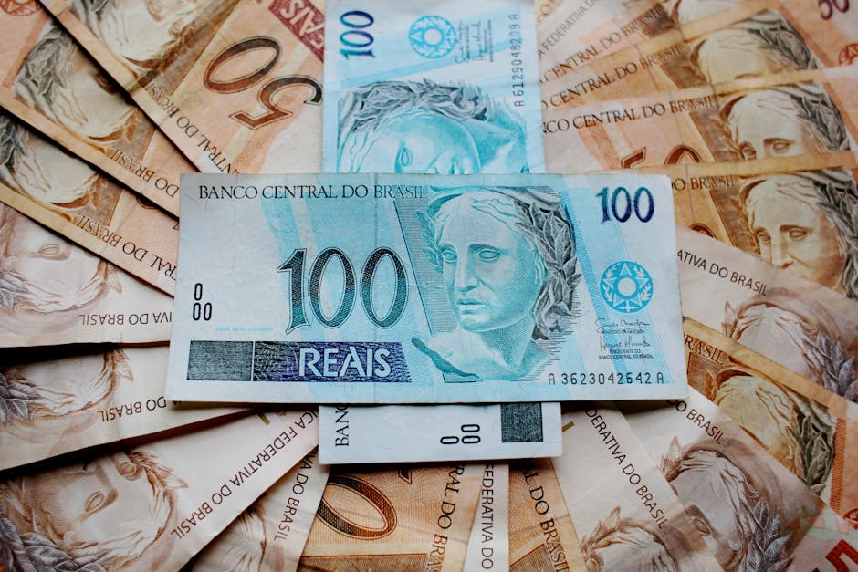 Banconote brasiliane Real (BRL) che illustrano la politica monetaria del Banco Central do Brasil e l'economia del Brasile.
