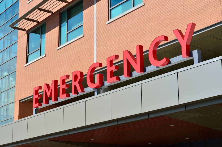 Segnale rosso 'EMERGENCY' su edificio scolastico fatiscente, simbolo dell'urgenza di interventi per la sicurezza degli studenti italiani.