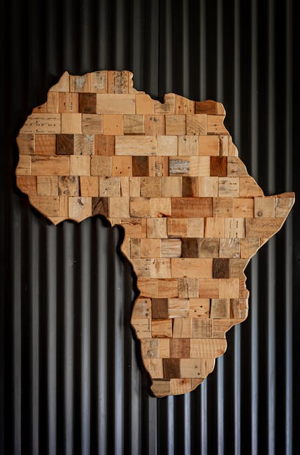 Mappa dell'Africa realizzata con tasselli di legno su sfondo metallico, simbolo di unicità e diversità culturale nel mondo.