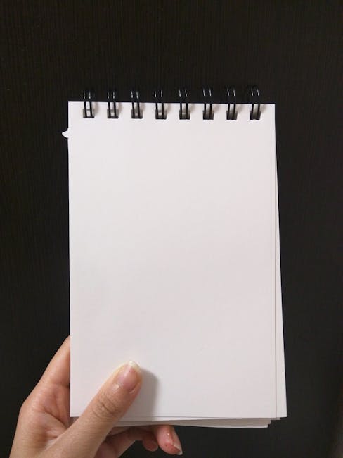 Blocco note bianco a spirale, simbolo di appunti e pianificazione per le supplenze scolastiche, retribuzione e pensione dei docenti.