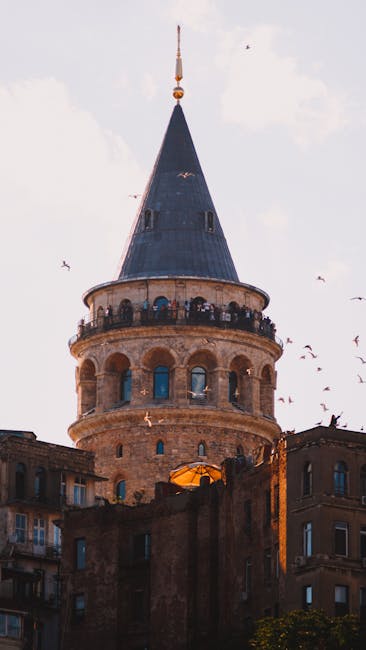 Torre di Galata a Istanbul, simbolo di unicità come il Quinto Postulato di Euclide, con stormo di uccelli che la circondano.