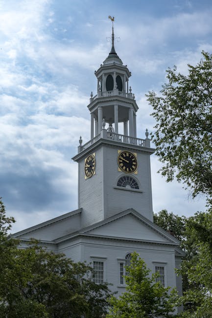 Torre campanaria bianca con orologi: metafora della distribuzione degli aspiranti GPS Primaria 2026 tra le regioni italiane.