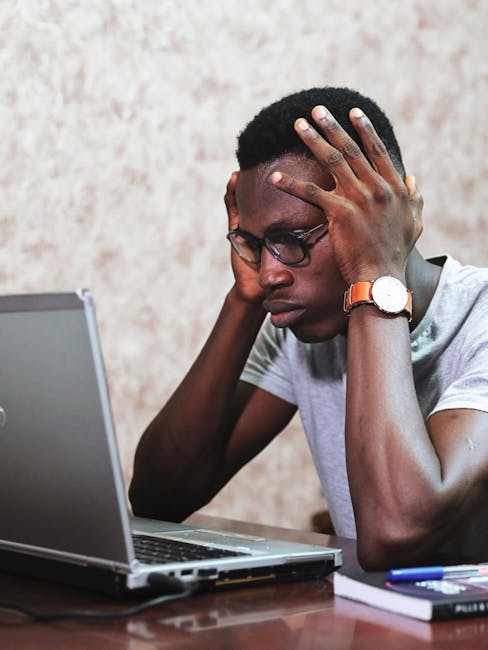 Studente frustrato di fronte al laptop durante l'apprendimento basato sul problema unico, mostra le difficoltà e le sfide del metodo