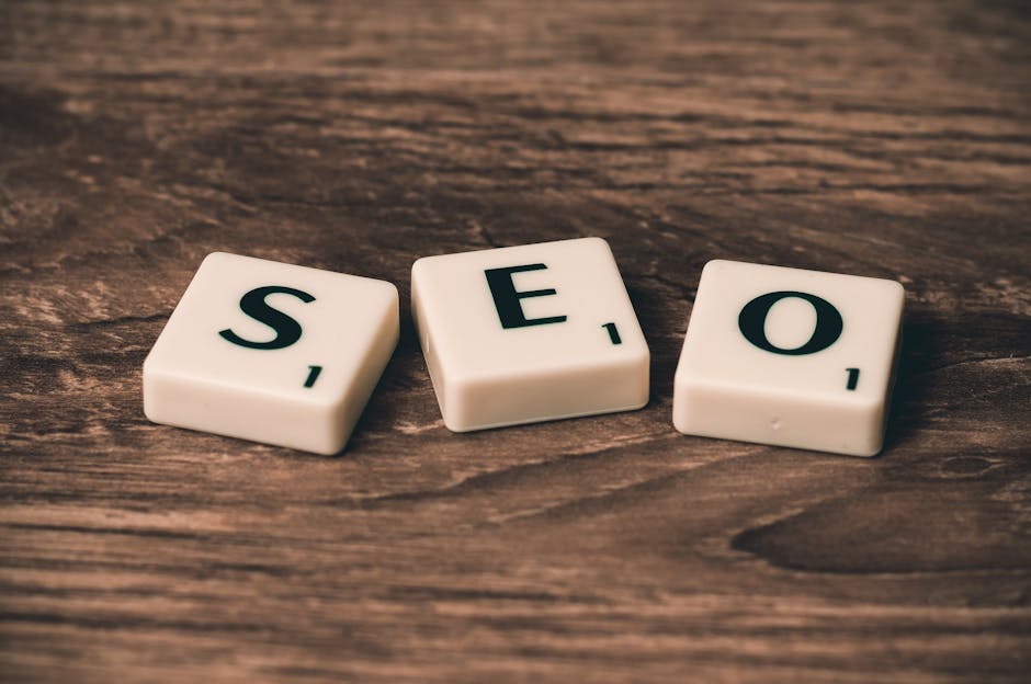 Ottimizzazione SEO con Rank Math: Cubetti con le lettere SEO su sfondo di legno per migliorare il posizionamento del sito web.