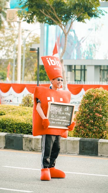 Mascotte Ibis Hotel con lavagna promozionale: un'analogia visiva per l'Offerta Pubblica di Vendita e le sue opportunità di investimento.
