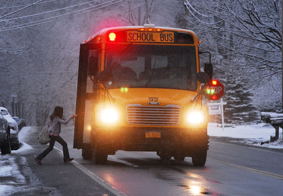 Autobus scolastico rimane bloccato dalla neve in Valle Brembana: 40 studenti coinvolti senza feriti