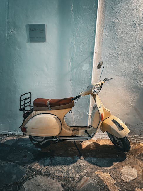 Vespa d'epoca color crema parcheggiata a Scafati, simbolo di avventura e libertà su due ruote nel cuore della Campania.