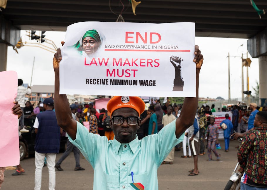 Protesta in Nigeria per salari minimi e cattiva gestione politica: giovani manifestanti chiedono un futuro migliore e stipendi dignitosi.