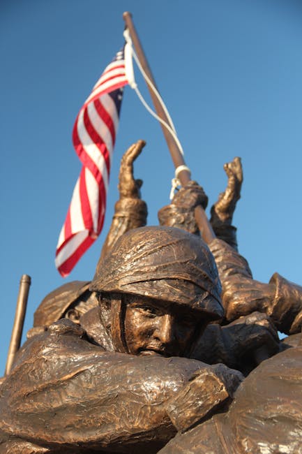 Monumento Iwo Jima: eroismo e sacrificio dei soldati americani, simbolo di virtù e abnegazione come Enea nell'articolo.