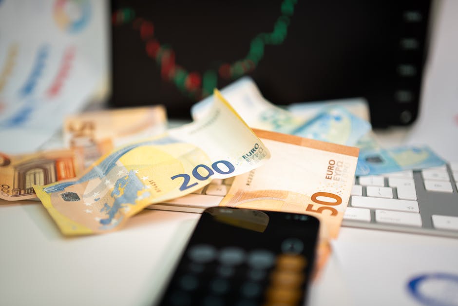 Euro su tastiera e smartphone, grafico in background. FVOE 2.0: implicazioni finanziarie per operatori economici nelle gare pubbliche.