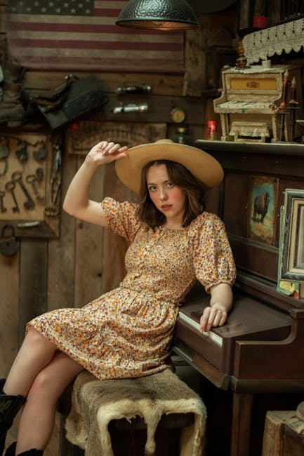 Ragazza con cappello da cowboy seduta su un pianoforte antico, sfondo con bandiera americana e oggetti vintage.