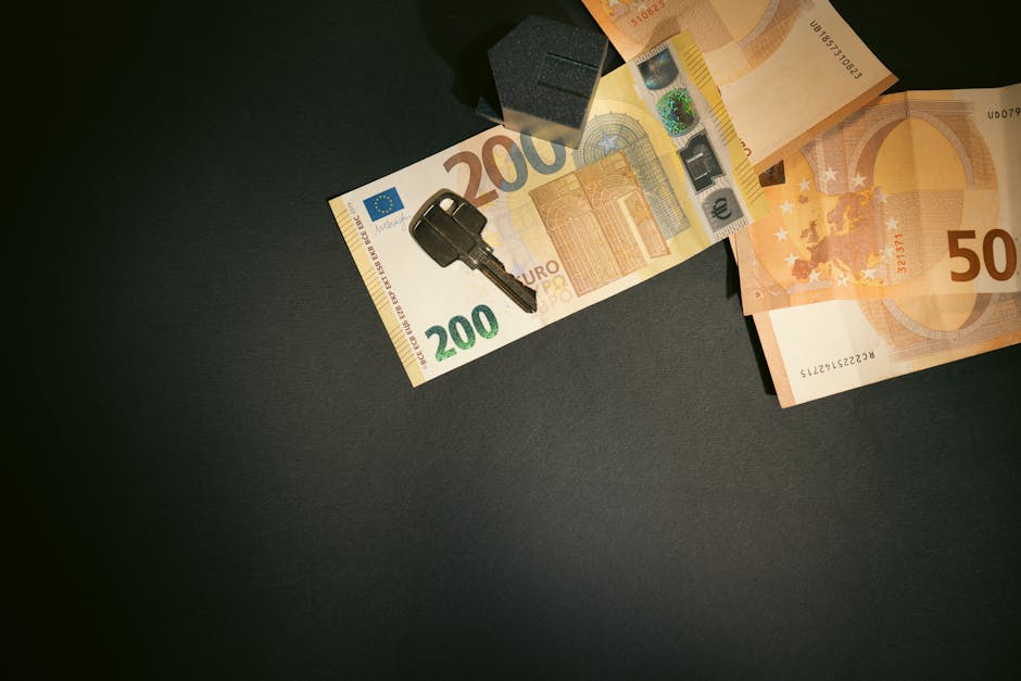CAPM e investimenti immobiliari: chiave su banconota da 200 euro, simbolo di gestione del capitale e rischio finanziario