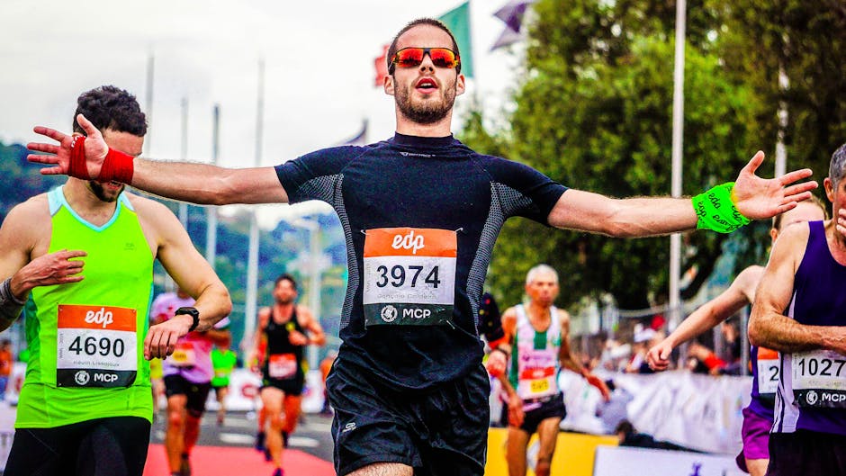 Atleta esulta al traguardo di una maratona, simbolo di salute, unità e celebrazione della Giornata Internazionale dello Sport.
