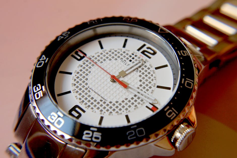Orologio da polso Tommy Hilfiger, dettaglio del quadrante bianco con numeri neri, utile per visualizzare orari GPS 2026/2028 e scadenze seconda fascia sostegno.
