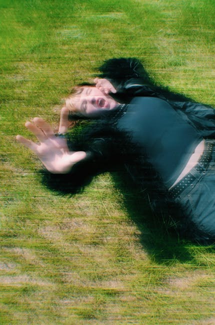 Donna distesa sull'erba con espressione di rifiuto, metafora di offerte di consulenza gratuita poco chiare e potenzialmente dannose.