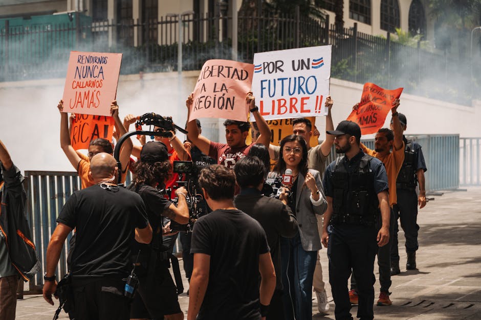 Manifestazione di protesta con cartelli e giornalisti, possibili disagi per riforma istituti tecnici e scioperi annunciati.