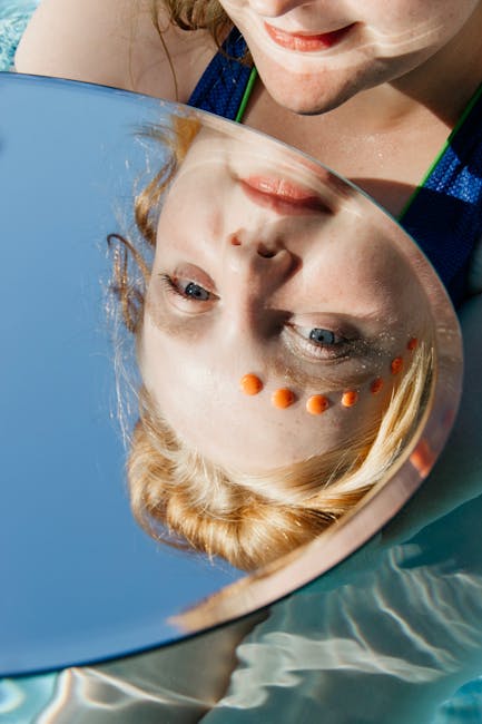 Riflesso creativo in uno specchio: metafora di un curriculum unico e personalizzato per distinguersi nel mondo del lavoro.