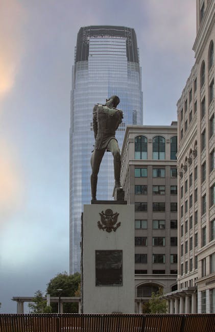 Statua di George Washington a New York con grattacielo sullo sfondo, simbolo di innovazione e finanza per Goldman Sachs e Anthropic