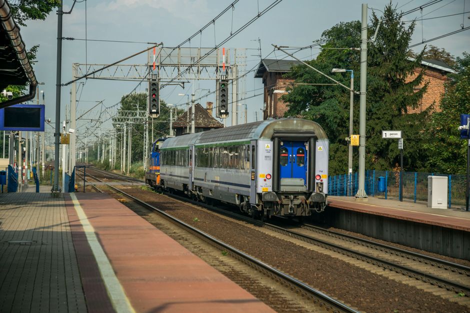 Belgio: treno passeggeri travolge uno scuolabus al passaggio a livello; vittime tra gli studenti
