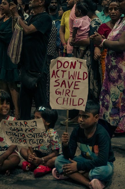Bambini manifestano per i diritti umani e l'educazione alla pace, cartelli con slogan per la protezione delle bambine e contro la violenza.