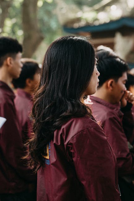 Studenti in fila con giacche bordeaux: metafora visiva dell'inclusione scolastica e del supporto per DSA, BES e NAI con C-Pen