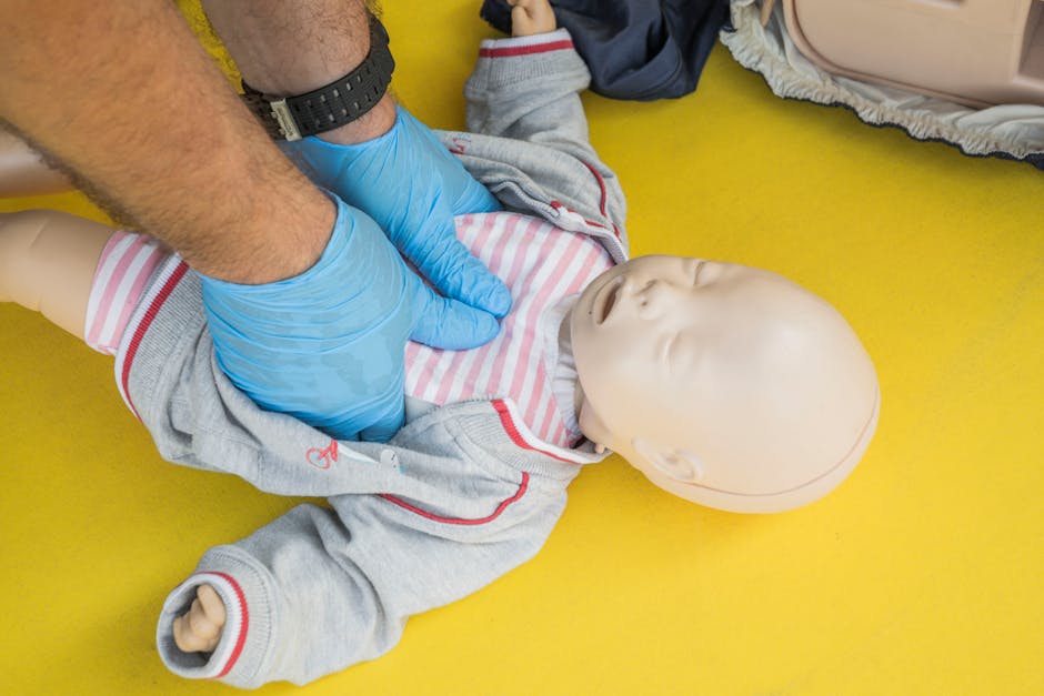 Manichino neonato utilizzato per la formazione in tecniche di primo soccorso pediatrico, parte del supporto Indire all'istruzione.