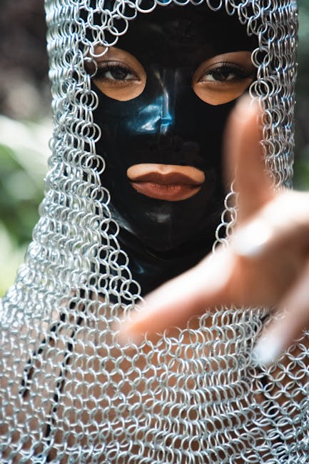 Persona con maschera in lattice e cotta di maglia che indica, metafora apprendimento unico e approcci alternativi