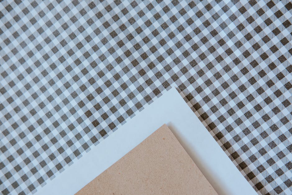 Illustrazione geometrica con carta e sfondo a scacchi che evoca la formula diagonale del quadrato e l'armonia geometrica