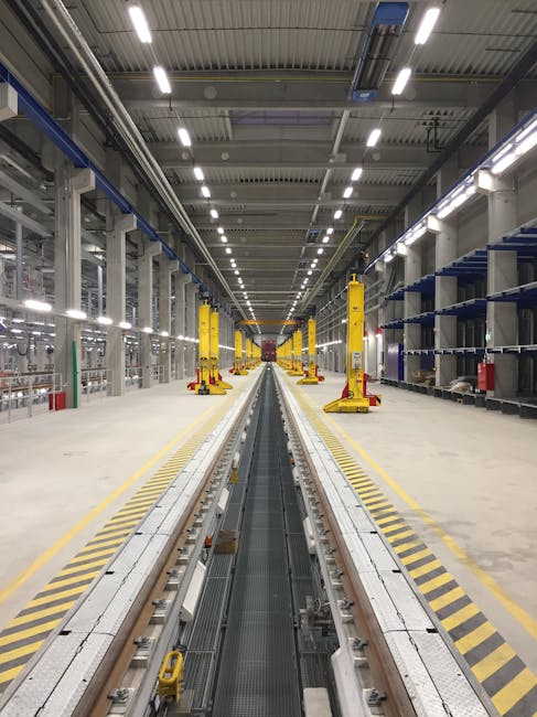 Interno di un deposito ferroviario con binari e attrezzature di manutenzione, simbolo di possibili interruzioni sulla piattaforma Acquisti in Rete PA.