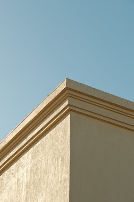 Angolo retto di edificio beige con cielo azzurro, concetto di angoli e geometria per articolo sulla comprensione dell'angolo tra due rette.
