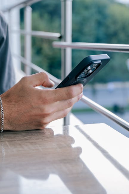 Uomo che utilizza smartphone: riflessioni di Giuseppe Lavenia sui social media e minori in Australia