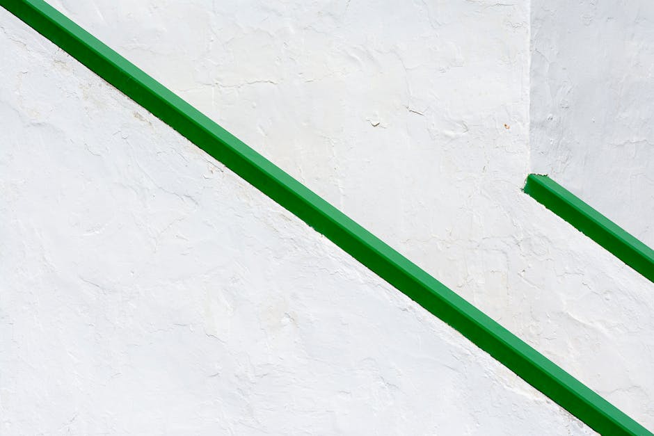 Rette orientate verdi su muro bianco: illustrazione geometrica per geometria analitica e orientamento nello spazio