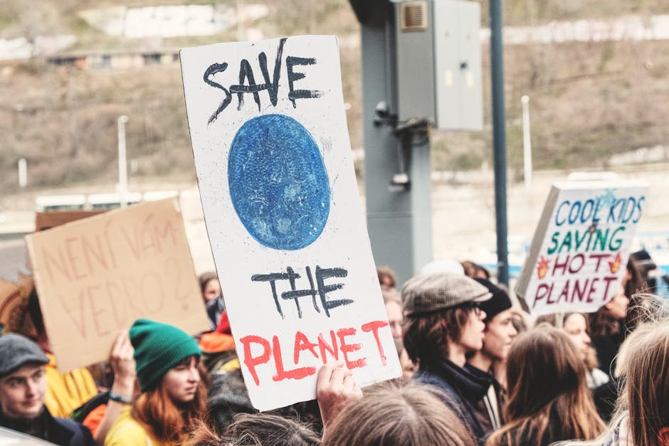 Manifestazione per il clima con cartelli Save the Planet e Cool Kids Saving Hot Planet, attività didattica per la sostenibilità urbana.