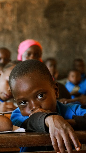 Bambino pensieroso in classe: calo demografico e futuro incerto della scuola primaria italiana entro il 2035. Riflessioni sull'istruzione.