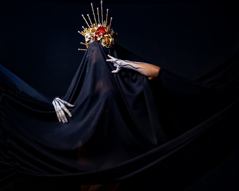 Maria la Sanguinaria figura avvolta in velo nero con corona dorata e mani scheletriche, simbolo del suo regno di terrore e potere oscuro