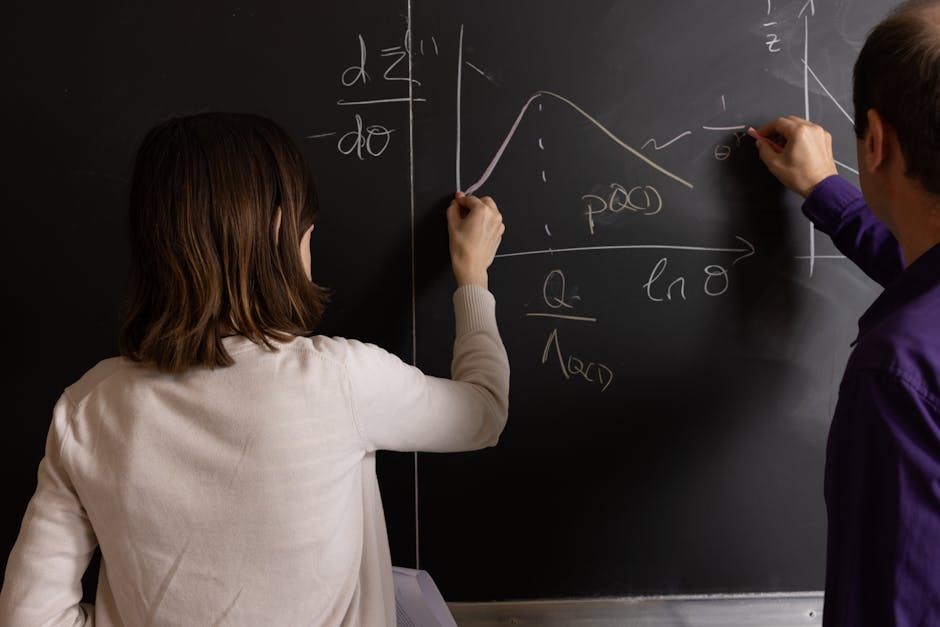 Docenti e genitori collaborano alla lavagna per il corso di matematica domestica EU Academy, apprendimento interattivo e coinvolgente