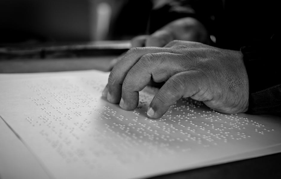 Persona che legge un testo in braille con le dita, esempio di accessibilità e inclusione didattica per studenti non vedenti.