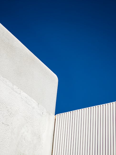 Forme geometriche bianche su sfondo blu intenso: un esempio visivo di angoli adiacenti e geometria architettonica per l'articolo.