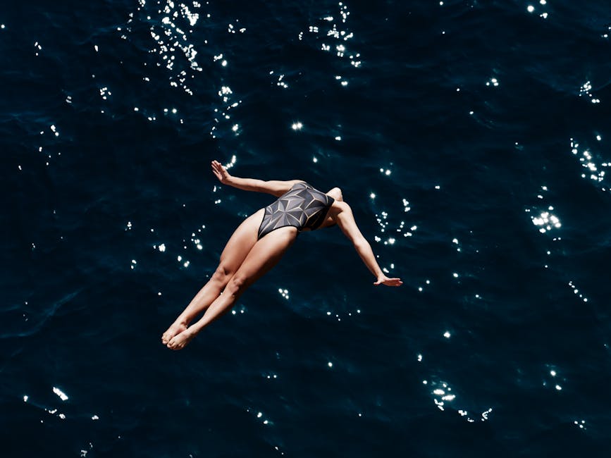 Ragazza che si tuffa in acqua: metafora della scelta della scuola superiore e del salto nel futuro con coraggio e determinazione.