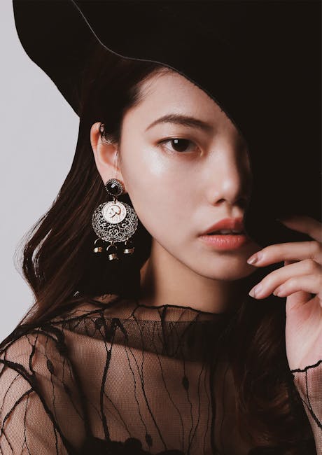 Ritratto di donna con cappello e orecchini pendenti, ideale per illustrare le funzionalità di CmapTools e il download di Cmap