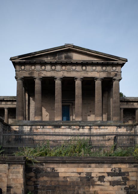 Monumento neoclassico con colonne doriche a Edimburgo, esempio di architettura prussiana e influenza culturale in Europa.