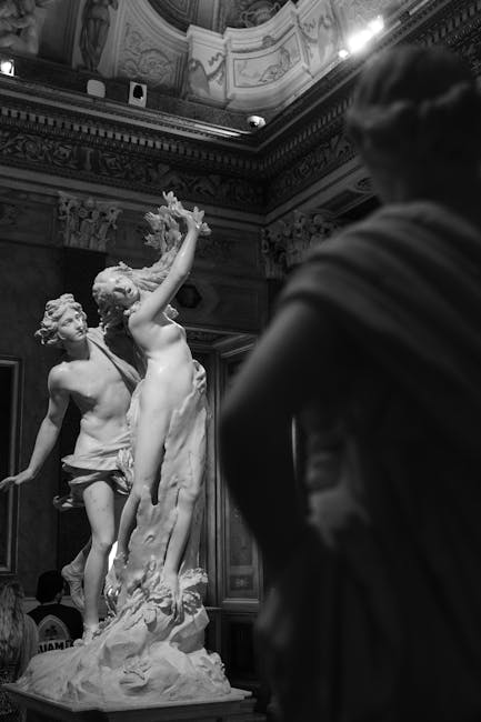 Scultura Apollo e Dafne di Bernini a Galleria Borghese Roma, capolavoro del Barocco romano, dettaglio con visitatore in primo piano.