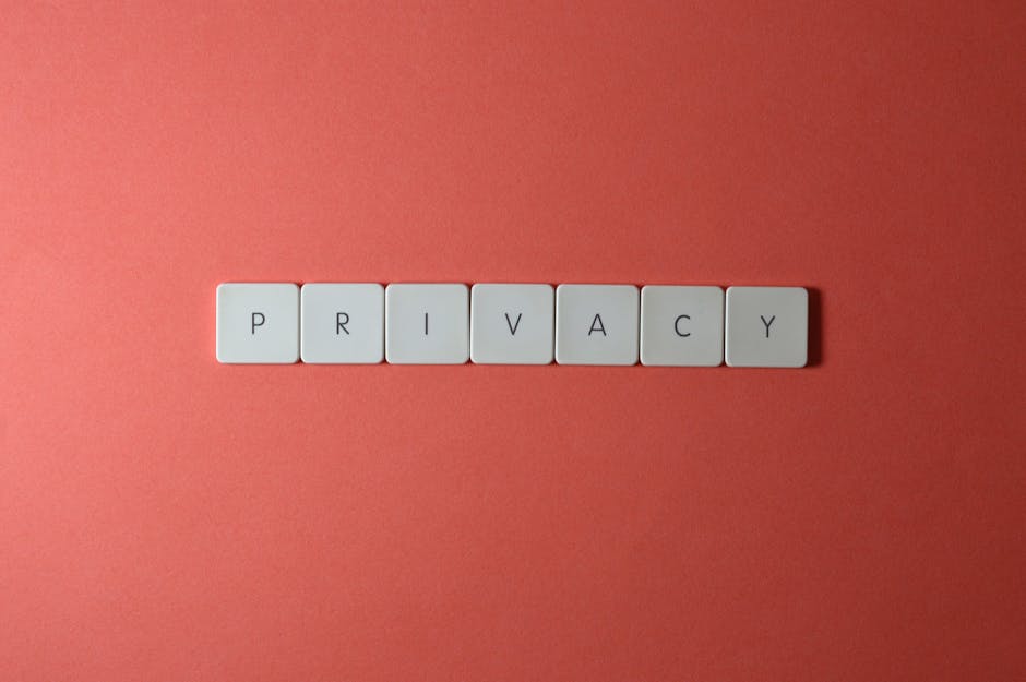 Parole Privacy scritte con tessere su sfondo rosso, tema violazione privacy digitale nelle scuole e serie A testa alta