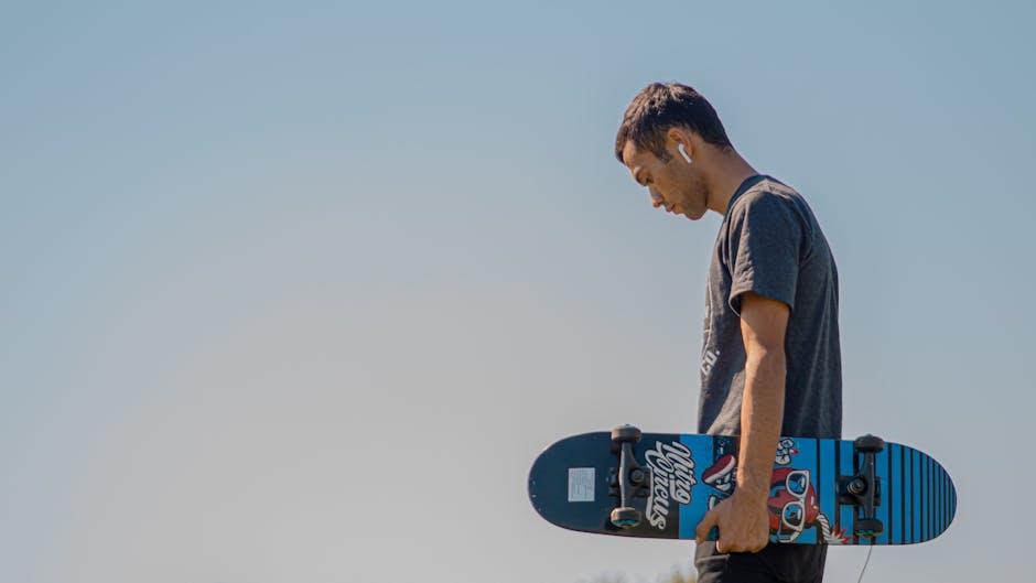 Giovane con skateboard e auricolari: sport e tempo libero giovanile secondo ISTAT, tendenze e dati sull'attività fisica.
