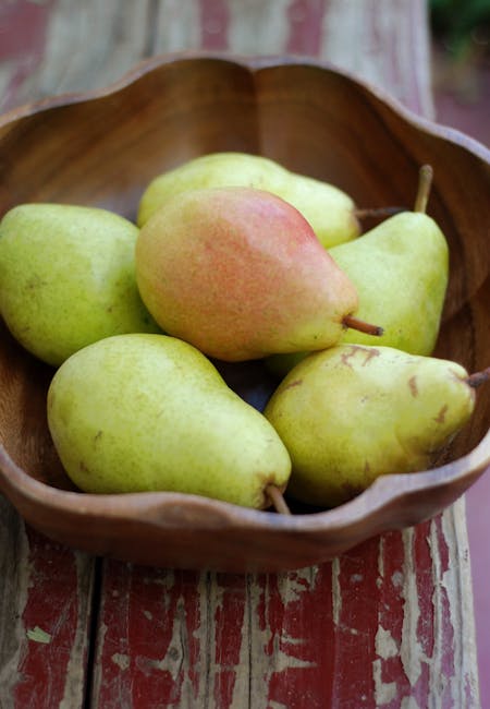 Pere fresche in ciotola di legno, simbolo di benessere e salute nell'articolo sulla musica come terapia per l'anima.