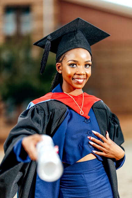 Giovane laureata sorridente con toga e pergamena, simbolo di successo e futuro formativo di qualità dopo l'obbligo scolastico.