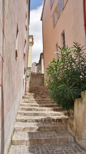Scalinata in pietra in un vicolo stretto, architettura storica che evoca il passato di Maria la Sanguinaria e il suo impatto duraturo.