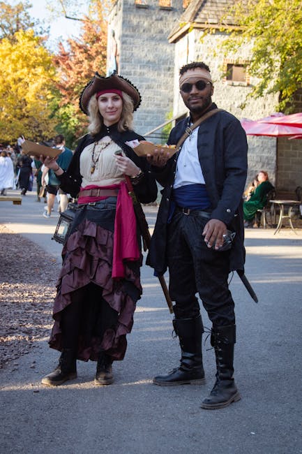 Partecipanti in costume a tema piratesco alla fiera dell'innovazione scolastica a Riva del Garda, evento didattico in Trentino.
